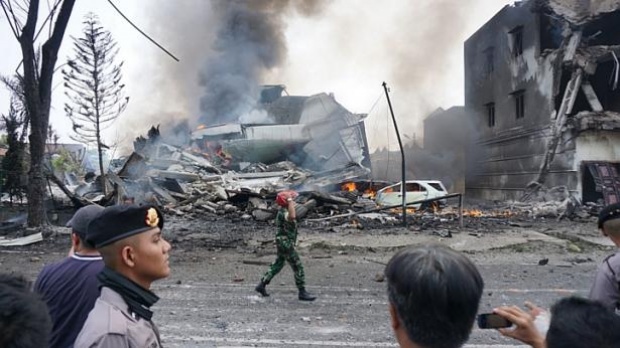 เครื่อง C-130 ของกองทัพอินโดนีเซียตกใส่บ้านปชช.ที่เมืองเมดาน 