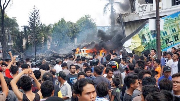 เครื่อง C-130 ของกองทัพอินโดนีเซียตกใส่บ้านปชช.ที่เมืองเมดาน 
