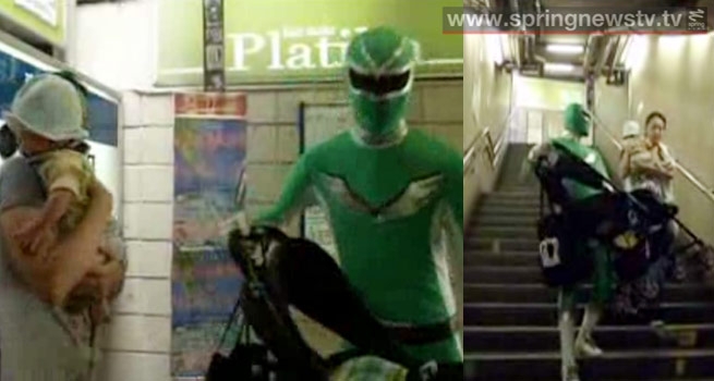 แปลงร่าง! หนุ่มยุ่นใส่ชุดซูเปอร์ฮีโร่ช่วยเพื่อนมนุษย์ในสถานีรถไฟใต้ดิน