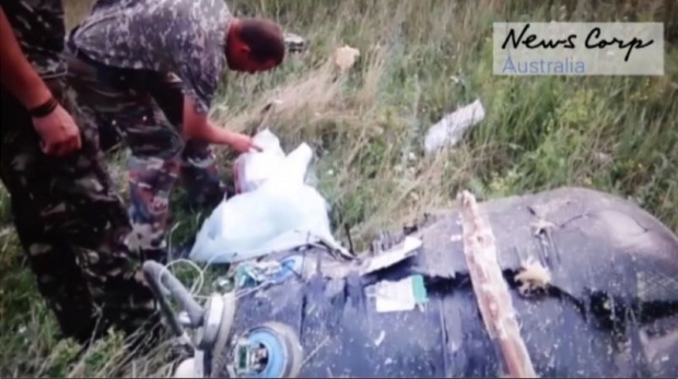 ผงะคลิปนาทีเครื่อง MH17 เพิ่งตกกลางทุ่งยูเครน นักรบคุ้ยกระเป๋าผู้โดยสาร