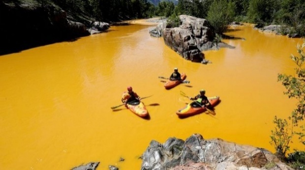 แม่น้ำในสหรัฐ กลายเป็นสีทอง!  สร้างความแตกตื่น