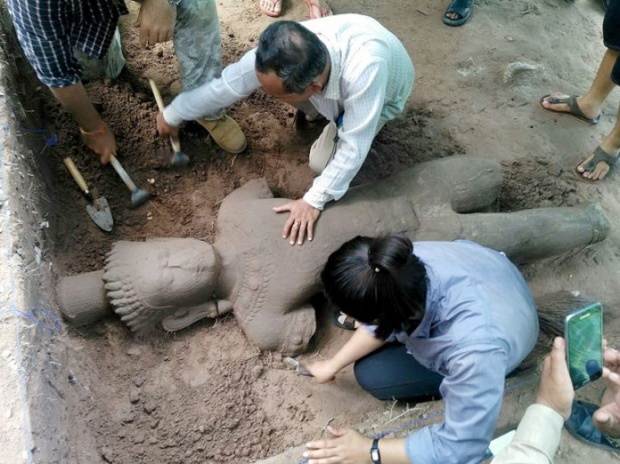 เป็นบุญตา! กัมพูชาขุดพบเทวรูปโบราณ ยุคพระเจ้าชัยวรมันที่ 7 สภาพสวยงาม!