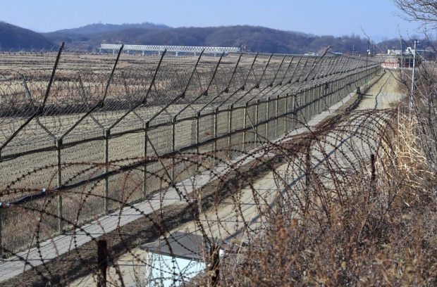 ทหารเกาหลีเหนือแปรพักตร์หนีเอาชีวิตรอดอีกราย เกาหลีใต้ยิงสกัดช่วย