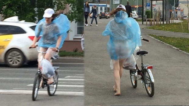 อึ้ง! สาวแก้ผ้าใส่เสื้อกันฝนตัวเดียว ปั่นจักรยานโต้ลม-จูบถนน