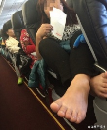 ไม่แคร์สื่อ!! นักท่องเที่ยวจีนยกเท้าพาดเบาะหน้าสบายใจเฉิบ